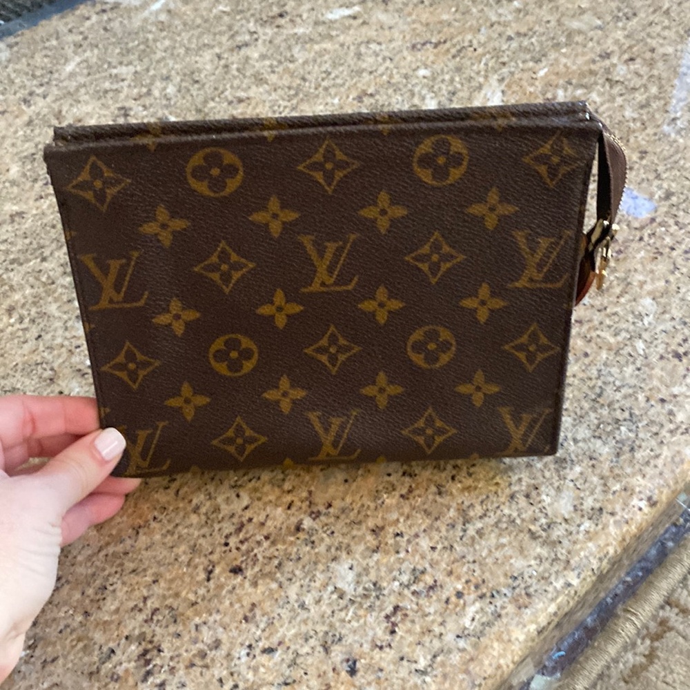 Authentic Great Louis Vuitton hand/ purse/ clutch